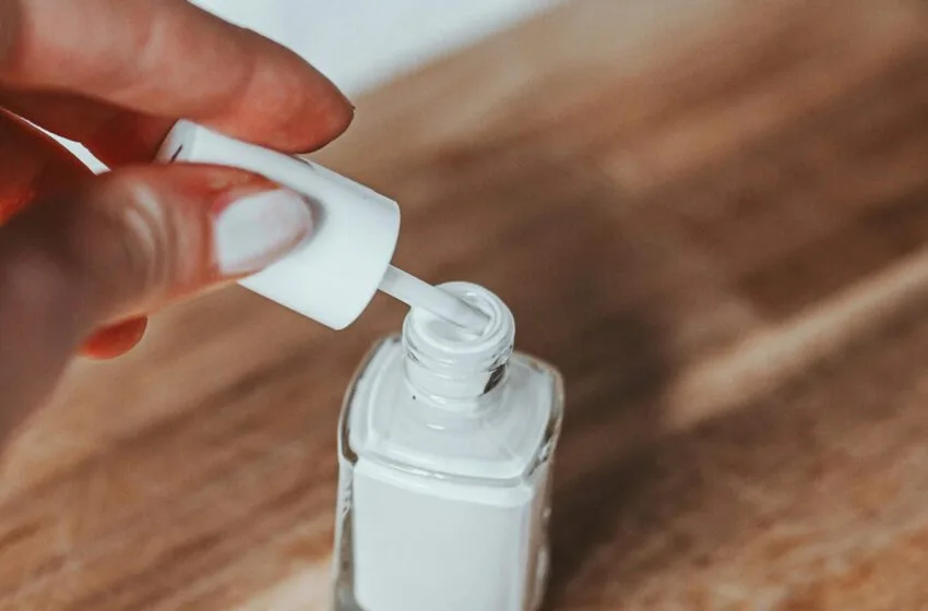  Use esmalte branco neste verão