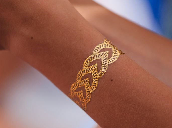  Novidade do Verão: tatuagens douradas